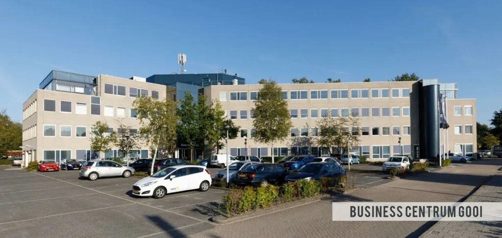 Kantoorgebouw Business Centrum Gooi aan de Baarnsche Dijk met parkeerplaats op de voorgrond.